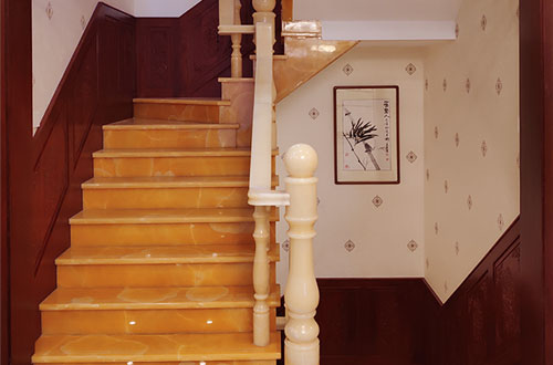 青神中式别墅室内汉白玉石楼梯的定制安装装饰效果